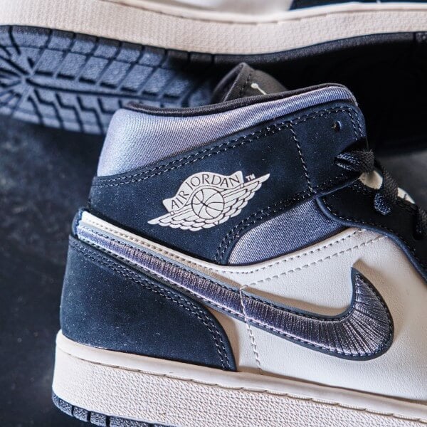 Air Jordan 1 Mid Satin Grey Toe