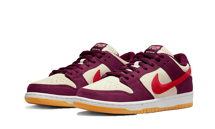 SB Dunk Low Skate Like A Girl Burgunderrot