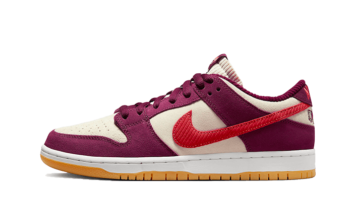 SB Dunk Low Skate Like A Girl Burgunderrot